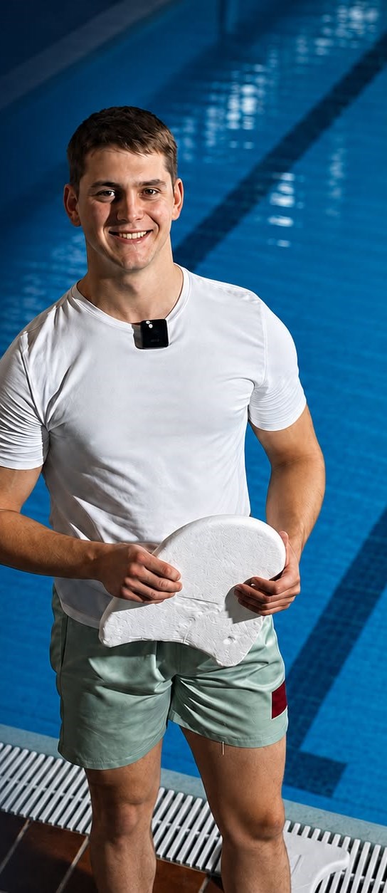 SwimLab trener pored bazena sa daskom za plivanje